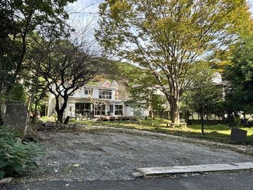 駐車場。前面道路は非常に狭いです。事前にご確認をお願いします。 - Art of Life 山の音 商用撮影Plan★167坪の庭と家屋貸し切りPlanの室内の写真