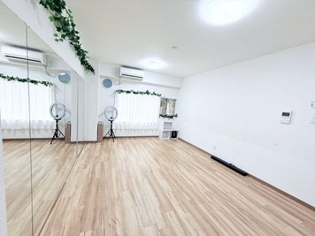 《VILLENT西梅田》 《VILLENT梅田ダンススタジオ402》の室内の写真
