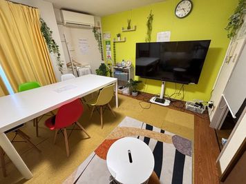 心地よいリビングの65インチ大型テレビ - としょかんのうら・かしわ 駅近🍃華やいだ空間🌸貸し会議室「としょかんのうら柏」の室内の写真