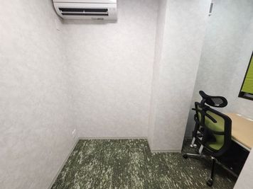 URI OFFICE URI OFFICE 408号室（ゆったり広めの作業スペース）の室内の写真