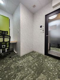 URI OFFICE URI OFFICE 408号室（ゆったり広めの作業スペース）の室内の写真