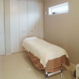 施術ベッド(1台)配置例 - さいたま市　隠れ家サロン・スペース　Hideaway L レンタルサロンの室内の写真