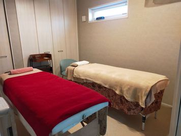 施術ベッド(2台)配置例 - さいたま市　隠れ家サロン・スペース　Hideaway L レンタルサロンの室内の写真