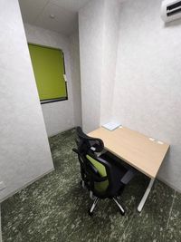 URI OFFICE URI OFFICE 401号室（対面作業可能なワークスペース）の室内の写真