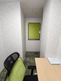 お一人での利用も出来ます！ - URI OFFICE URI OFFICE 401号室（対面作業可能なワークスペース）の室内の写真