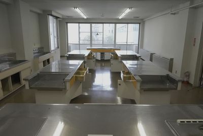 学校跡地の飯田橋でっかいレンタルスペース 調理室｜料理教室、実験動画、YouTube撮影、料理配信、親子会の室内の写真