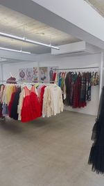 吊り下げポールもご用意しておりますので、アパレルPOPUP、展示会にも最適です。 - nook |ヌーク 多目的スペースの設備の写真