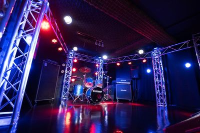 200人収容！バーカウンターと喫煙スペースを備えた本格ライブハウス - 国立REBORN