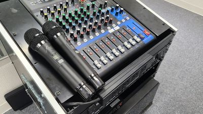 ワイヤレスマイクのレンタルが可能です。 - スタジオパックス南浦和本社店 南浦和徒歩１分！土足OKなダンススタジオ【45帖】の室内の写真