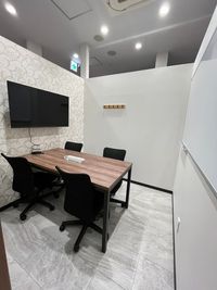 【RoomB】4名までゲスト無料！Wi-Fi/電源・フリードリンクなど完備♪※天井なしの部屋 - いいオフィス南越谷