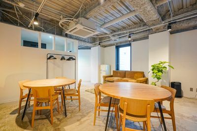 カフェ風の丸テーブルスペースにはTORCH CHAIR(トラックファニチャー) - SPOT中之島 フェスティバルタワーサイド 中之島フェスティバルタワー隣接のデザイナーズレンタルスペースの室内の写真