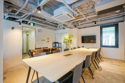メインのワークスペースは電源と50インチモニターも完備　テーブルはLEMNA(UCHIDA)チェアA-chair(brunner) - SPOT中之島 フェスティバルタワーサイド 中之島フェスティバルタワー隣接のデザイナーズレンタルスペースの室内の写真