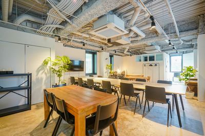 ６名用テーブルはRainerChair(COMPLEX) - SPOT中之島 フェスティバルタワーサイド 中之島フェスティバルタワー隣接のデザイナーズレンタルスペースの室内の写真