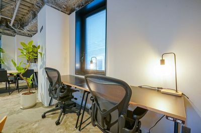 ２名用のワークスペースにはアーロンチェア(ハーマンミラー)とランプ付 - SPOT中之島 フェスティバルタワーサイド 中之島フェスティバルタワー隣接のデザイナーズレンタルスペースの室内の写真