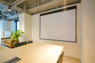 100インチスクリーン完備（オプションのプロジェクターにてご利用可能） - SPOT中之島 フェスティバルタワーサイド 中之島フェスティバルタワー隣接のデザイナーズレンタルスペースの室内の写真