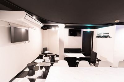 バーカウンター横から見た画像です。 - BAR 111 HANAREの室内の写真