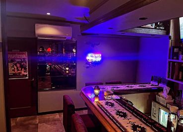 カウンターは6席 - DJ.撮影スタジオグリーン DJブース付きレンタルスペースの室内の写真