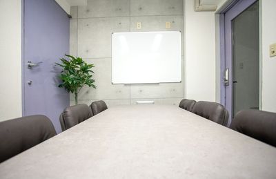 貸会議室ルームス　神谷町店 【ROOMs神谷町店　第2会議室 B2F 】神谷町駅徒歩1分の室内の写真