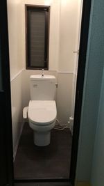 共同スペースに毎日掃除されている清潔なトイレがございます。 - 高安駅から徒歩10分｜明るく落ち着いた6畳個室スペース 明るく落ち着いた6畳個室スペースのその他の写真