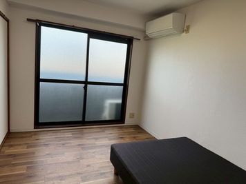 清潔感のある洋室です。 - 高安駅から徒歩10分｜明るく落ち着いた6畳個室スペース 明るく落ち着いた6畳個室スペースの室内の写真
