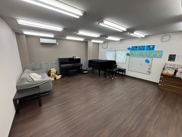 およそ20畳の空間で、響きもあり、試演会やYouTube撮影によくご利用頂いてます - certo音楽教室（月見教室） certo音楽教室・月見教室(大府市)の室内の写真