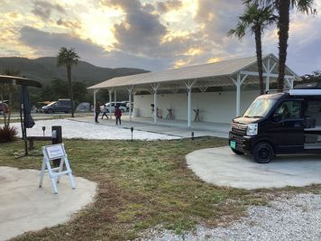 屋根付きスペースもあり。 - オートリゾートinはぎビレッジ 【屋外イベント向け】貸切キャンプ場の室内の写真