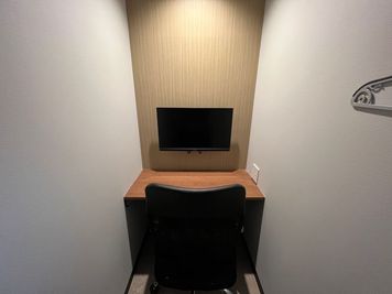 【¥220/30分！高円寺駅から1分】モニター・フリードリンク付き1名個室（個室8）※予約時間前は入室不可/LIVE配信不可 - いいオフィス高円寺