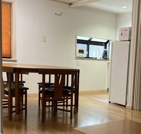 オシャレなリビング、ダイニングセット、キッチンには調理器具、食器がそろっています。 - Inspire Space 広尾