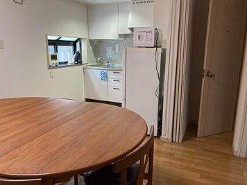 オシャレなダイニングセット、キッチンには調理器具、食器がそろっています。(Wi-Fi有) - Inspire Space 広尾