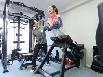 ローマンベンチで背筋を！ - ナリジム/ナリサロン/ナリスタジオ Gymの設備の写真