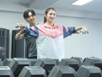 大きな鏡でフォームの確認OK - ナリジム/ナリサロン/ナリスタジオ Gymの設備の写真