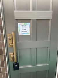 角の一軒家でドアに貼り紙が貼ってあります。キーボックスは番号を合わせていただいたら上からパカっと開く式です☀️ - 練馬ハイブリットはうす🌸さくらハウス 練馬ハイブリッドはうす🏠の入口の写真
