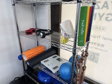 ゴムバンドやケーブルアタッチメントも充実。 - MIYAZAKI GYM錦糸町店 MIYAZAKI GYM錦糸町店【ルームA】の設備の写真
