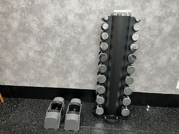 ダンベルは41㎏まで調整可能なパワーブロックと1㎏～10㎏の個別のものがございます。 - MIYAZAKI GYM錦糸町店 MIYAZAKI GYM錦糸町店【ルームA】の設備の写真