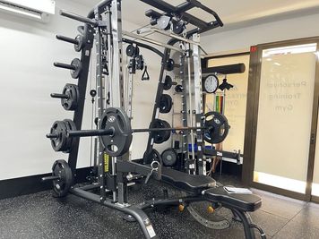 スクワットやベンチプレスなど様々なトレーニングが可能です。 - MIYAZAKI GYM錦糸町店 MIYAZAKI GYM錦糸町店【ルームA】の室内の写真