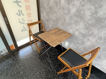 カウンセリングを行えるテーブルと椅子もご用意しております。 - MIYAZAKI GYM錦糸町店 MIYAZAKI GYM錦糸町店【ルームA】の設備の写真