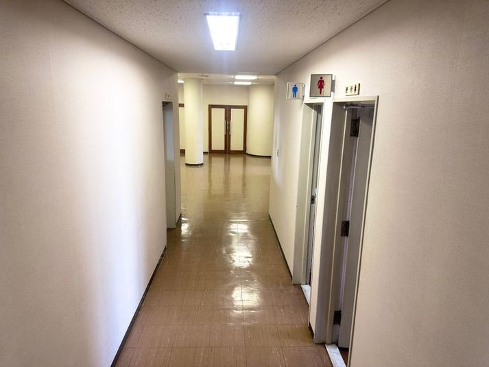 廊下＆トイレ（フロアー貸し）｜撮影、学校のトイレ、自主製作動画 - 学校跡地の飯田橋でっかいレンタルスペース