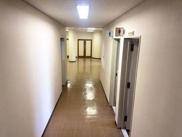 学校跡地の飯田橋でっかいレンタルスペース 廊下＆トイレ（フロアー貸し）｜撮影、学校のトイレ、自主製作動画の室内の写真