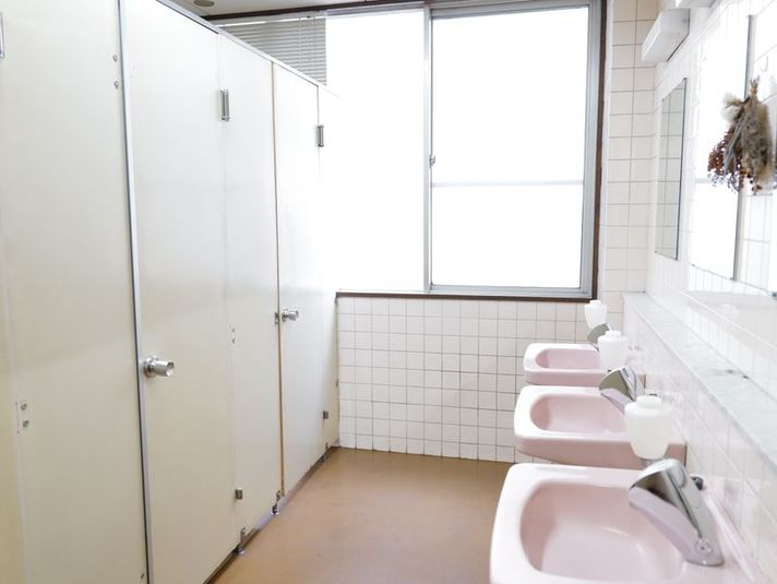 廊下＆トイレ（フロアー貸し）｜撮影、学校のトイレ、自主製作動画 - 学校跡地の飯田橋でっかいレンタルスペース