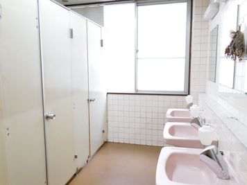 学校跡地の飯田橋でっかいレンタルスペース 廊下＆トイレ（フロアー貸し）｜撮影、学校のトイレ、自主製作動画の室内の写真