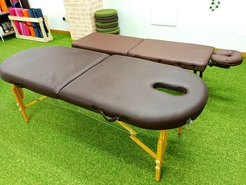 マッサージベッドが２台になりました。２台並べて施術練習や施術講習も可能です。 - パーソナルレンタルスタジオ モエギ市ヶ谷/Moegi市ヶ谷 大学オフィス街近スタジオ♪ヨガピラティスダンス練習レッスンに最適の設備の写真