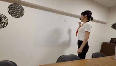 壁にホワイトボードあります。 - ツリーオブライフ名古屋 机と椅子とホワイトボードしかないから安い貸し会議室🌿✨の室内の写真