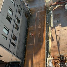 駐車場2番が無料利用可 - レンタルスペースJ&W  レンタルスペースＪ＆Ｗの入口の写真