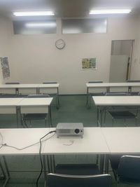 教室(前方から後方に向けた眺め) - EL学院 学びの場をシェア！最大18名まで使える清潔・快適スペースの室内の写真