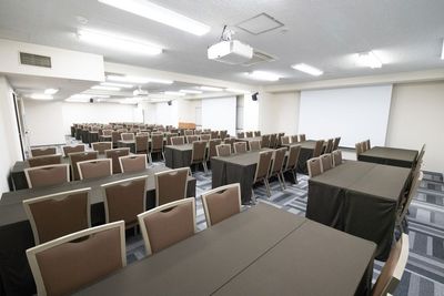 島型（最大6名×18島） - 【50～100名にぴったり】汐留ビジネスフォーラム 【100名規模の利用にオススメ】126名会議室の室内の写真