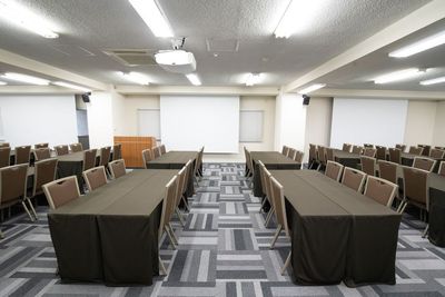 【50～100名にぴったり】汐留ビジネスフォーラム 【100名規模の利用にオススメ】126名会議室の室内の写真