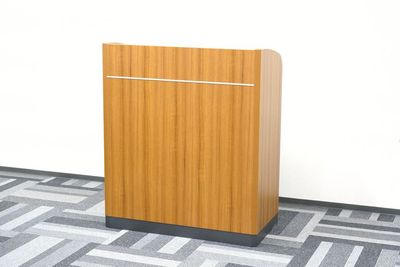 演台 - 【50～100名にぴったり】汐留ビジネスフォーラム 【100名規模の利用にオススメ】126名会議室の設備の写真