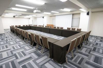 ロの字 - 【50～100名にぴったり】汐留ビジネスフォーラム 【100名規模の利用にオススメ】126名会議室の室内の写真