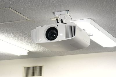 プロジェクター - 【50～100名にぴったり】汐留ビジネスフォーラム 【100名規模の利用にオススメ】126名会議室の設備の写真