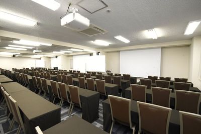 セミナー形式（最大126名着席） - 【50～100名にぴったり】汐留ビジネスフォーラム 【100名規模の利用にオススメ】126名会議室の室内の写真